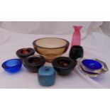 A quantity of coloured art glass to include bowls and a vase (9)