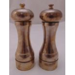 A pair of hallmarked silver salt and pepper mills, Birmingham 1969, 15cm (h)