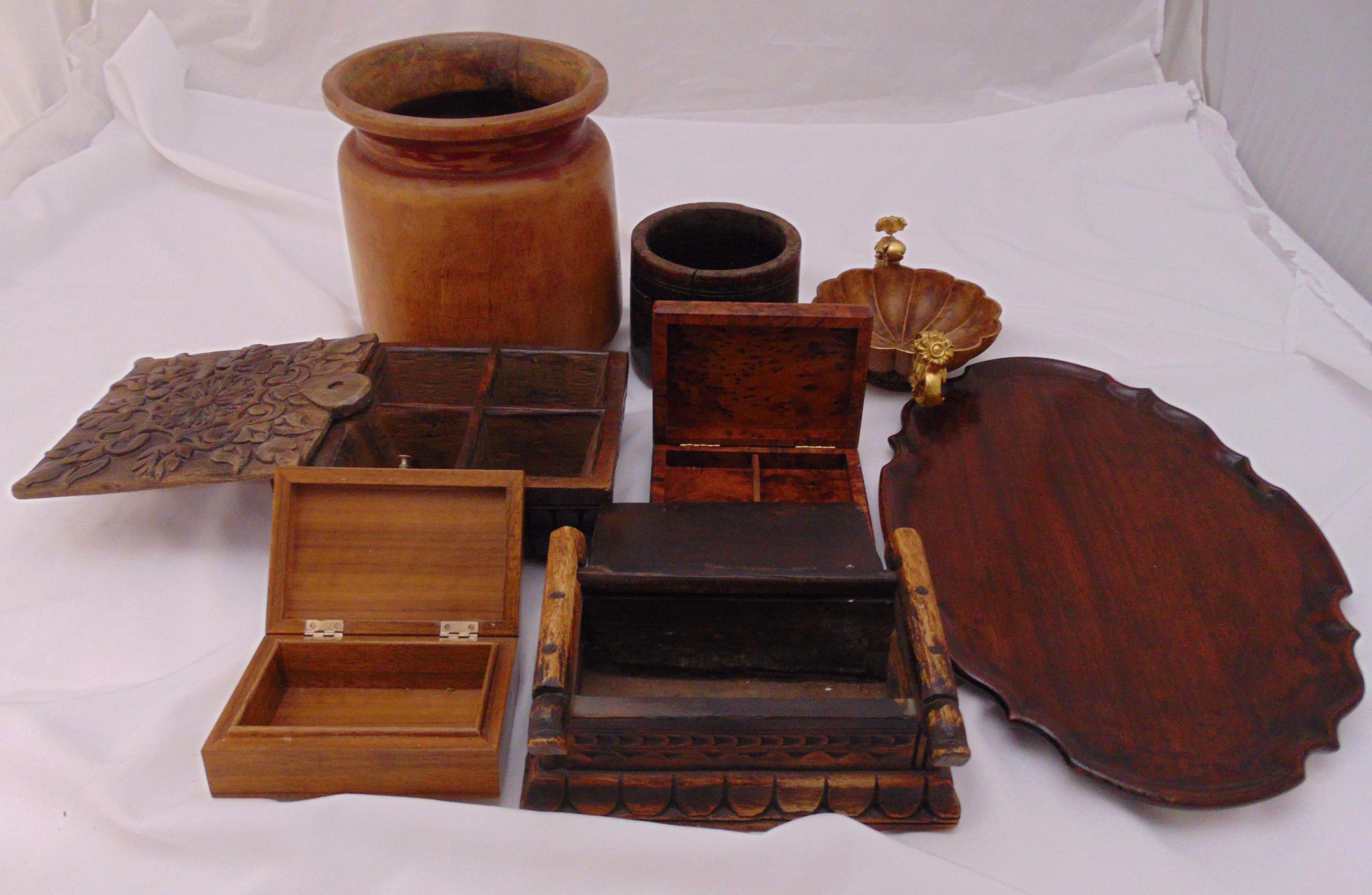 A quantity of treen to include boxes, a tray and a shell shaped dish (8)