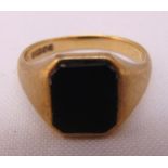 9ct gold gentlemans signet ring, approx total weight 5.8g