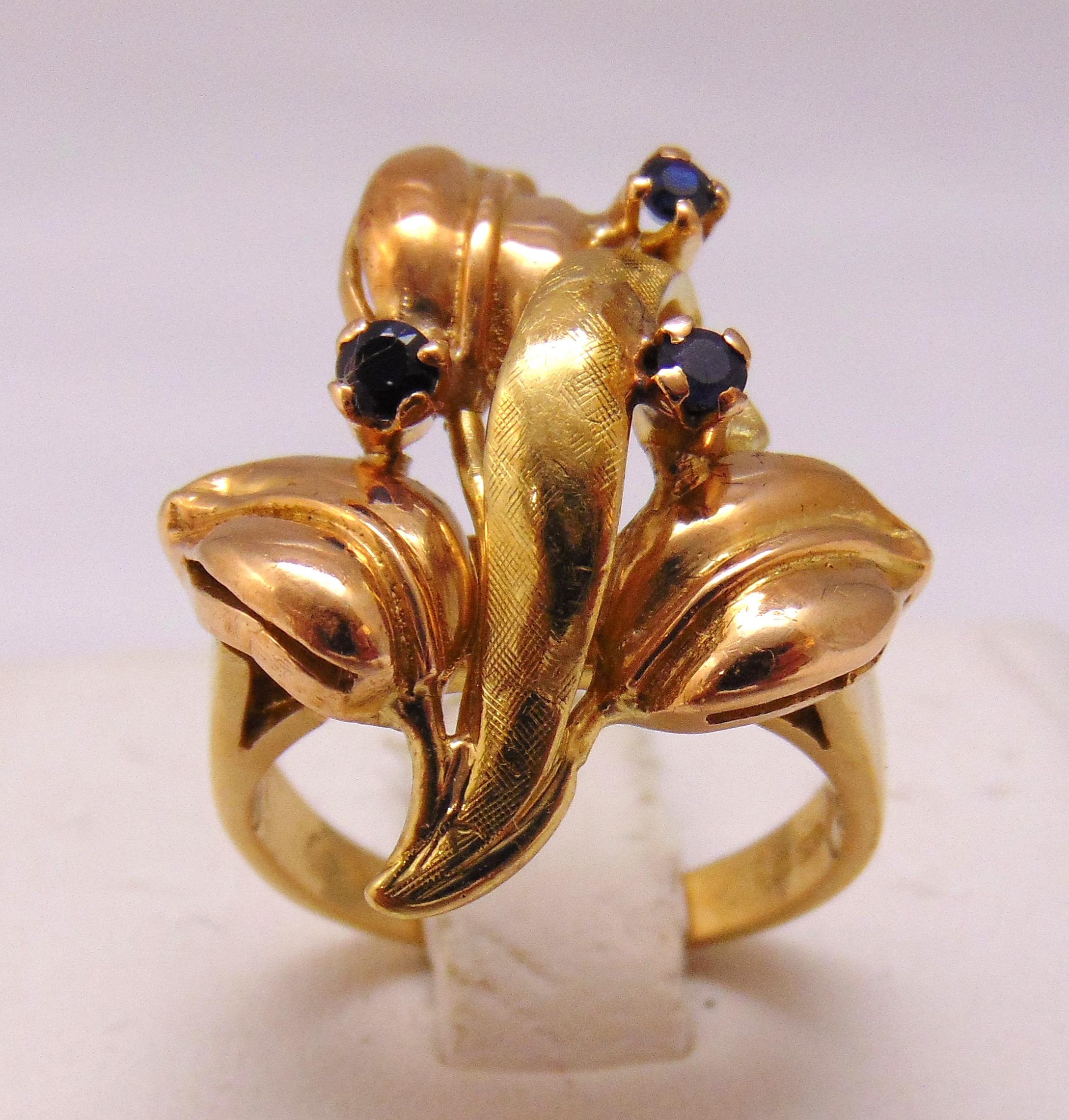 18ct yellow gold flower ring set with sapphires, approx total weight 8.5g