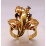 18ct yellow gold flower ring set with sapphires, approx total weight 8.5g