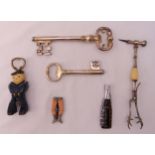 A quantity of vintage and novelty corkscrews and tongs (6)