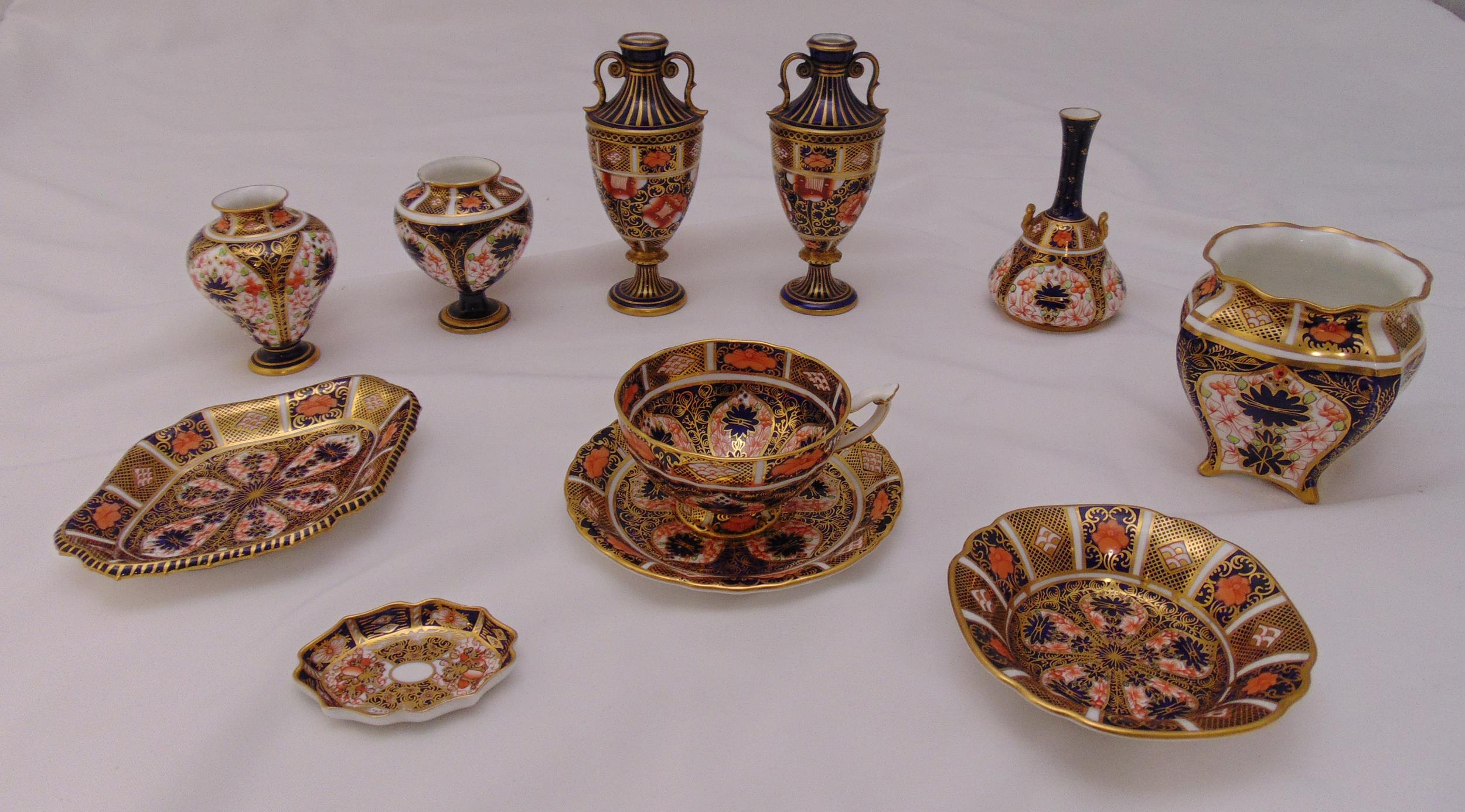 Royal Crown Derby Imari pattern to include vases, dishes and a cup and saucer (11)