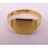 14ct yellow gold signet ring, approx total weight 2.9g