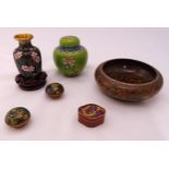 A quantity of cloisonné to include a bowl, ginger jar and cover, a vase and three pill boxes (6)