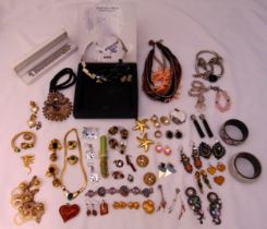 A quantity of costume jewellery to include amber and silver