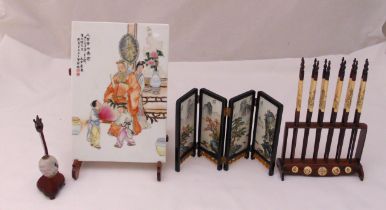 A quantity of oriental collectable to include a ceramic plaque and a miniature table screen (4)