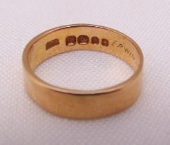 18ct yellow gold wedding band, approx total weight 3.3g