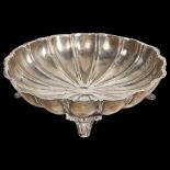 An Edward VII silver bowl of scalloped form, on cast feet, hallmarks for Birmingham 1906, 13.5oz