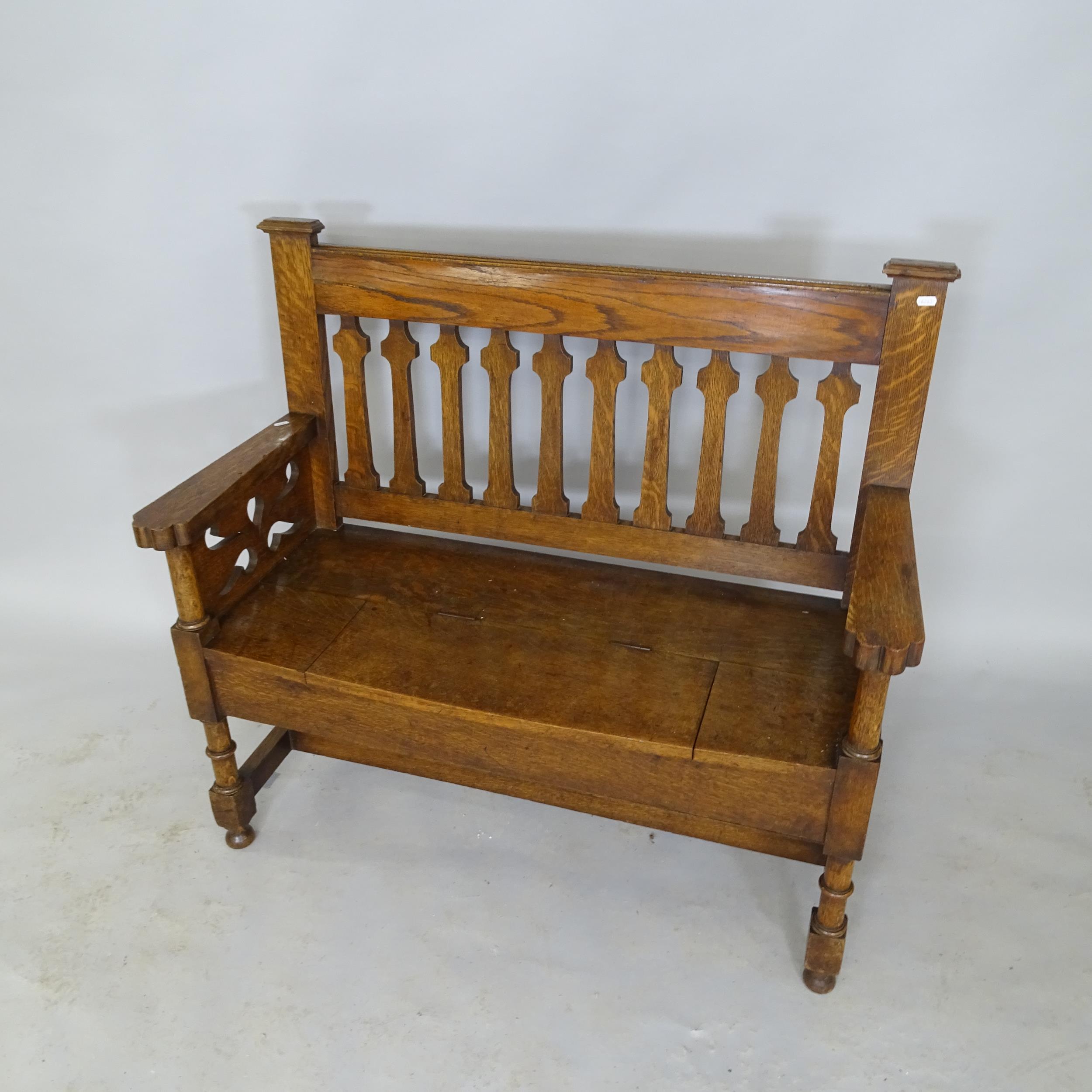 An antique Arts & Crafts oak bench. 111x100x52cm