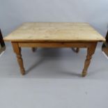 An vintage pine farmhouse kitchen table raised on baluster turned legs. 154x78x115cm