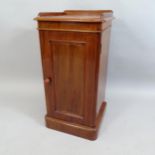 A Victorian mahogany pot cupboard. 40x80x40cm