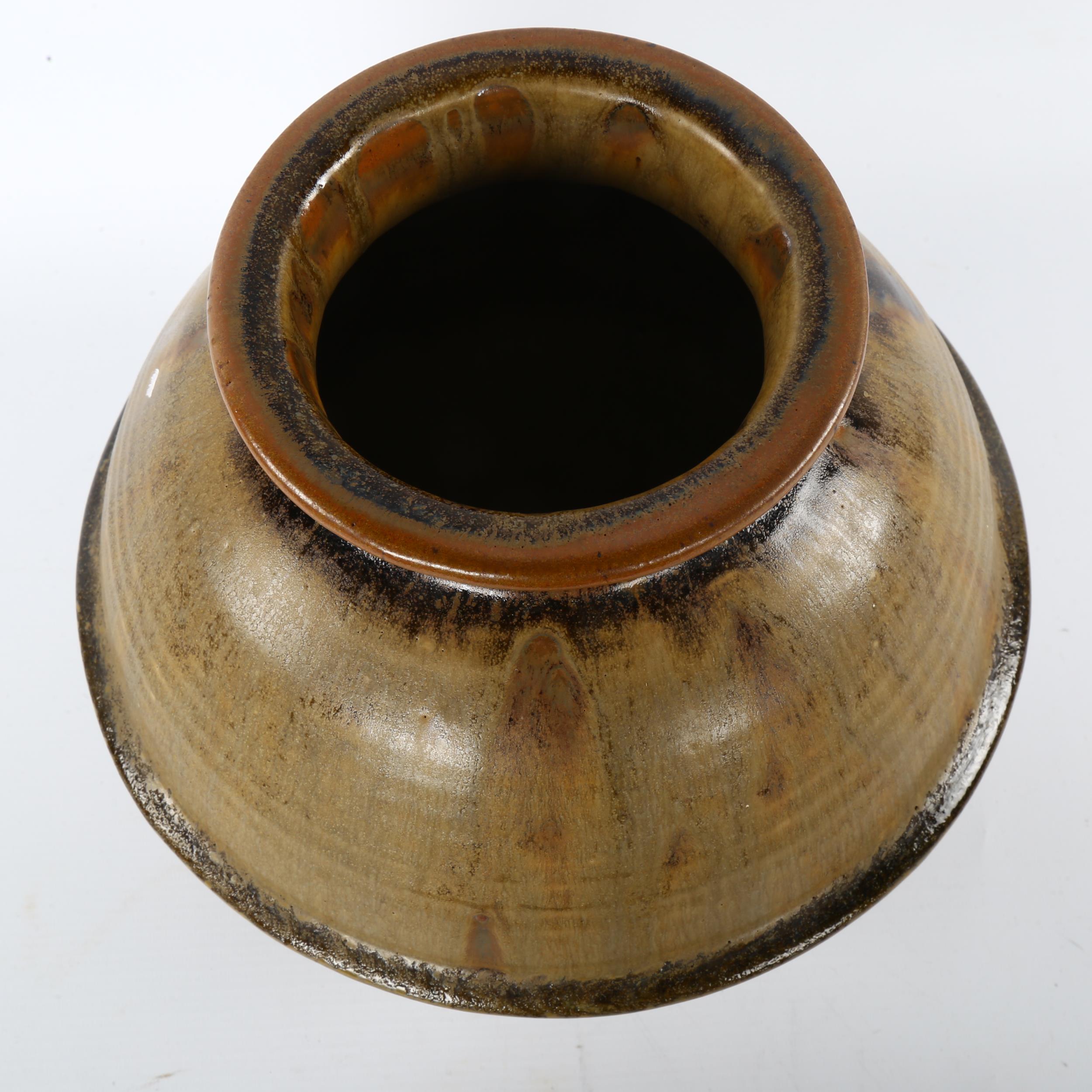 Matthew Bayman, East Sussex Studio Pottery, a stoneware ash glaze vase, impressed makers mark, - Bild 3 aus 4