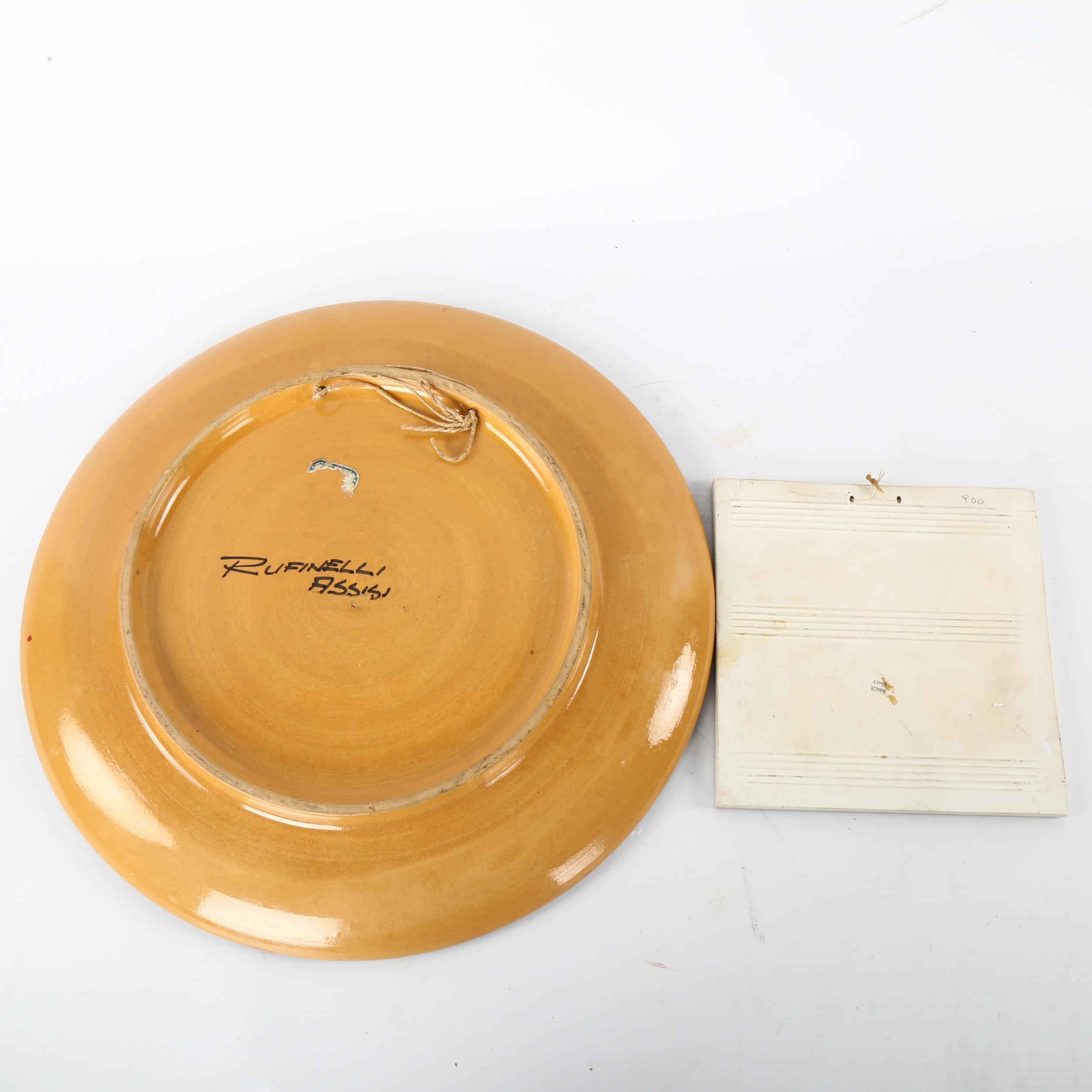 A 1950s' Ruffinelli Assisi wall hanging platter and an Italian wall hanging tile, platter diameter - Bild 4 aus 4