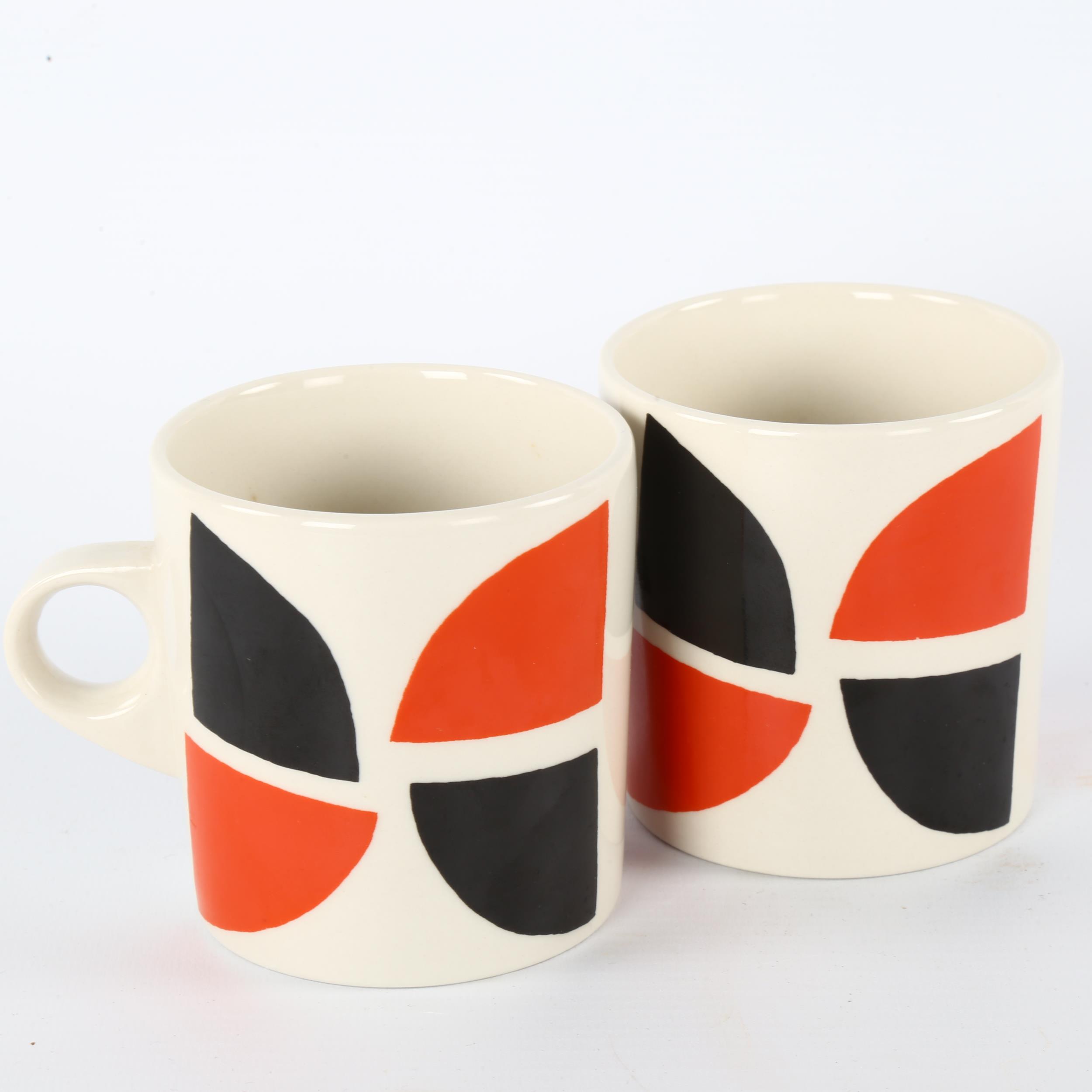 A pair of Terry Frost design mugs , signed to base, height 8.5cm - Bild 4 aus 4