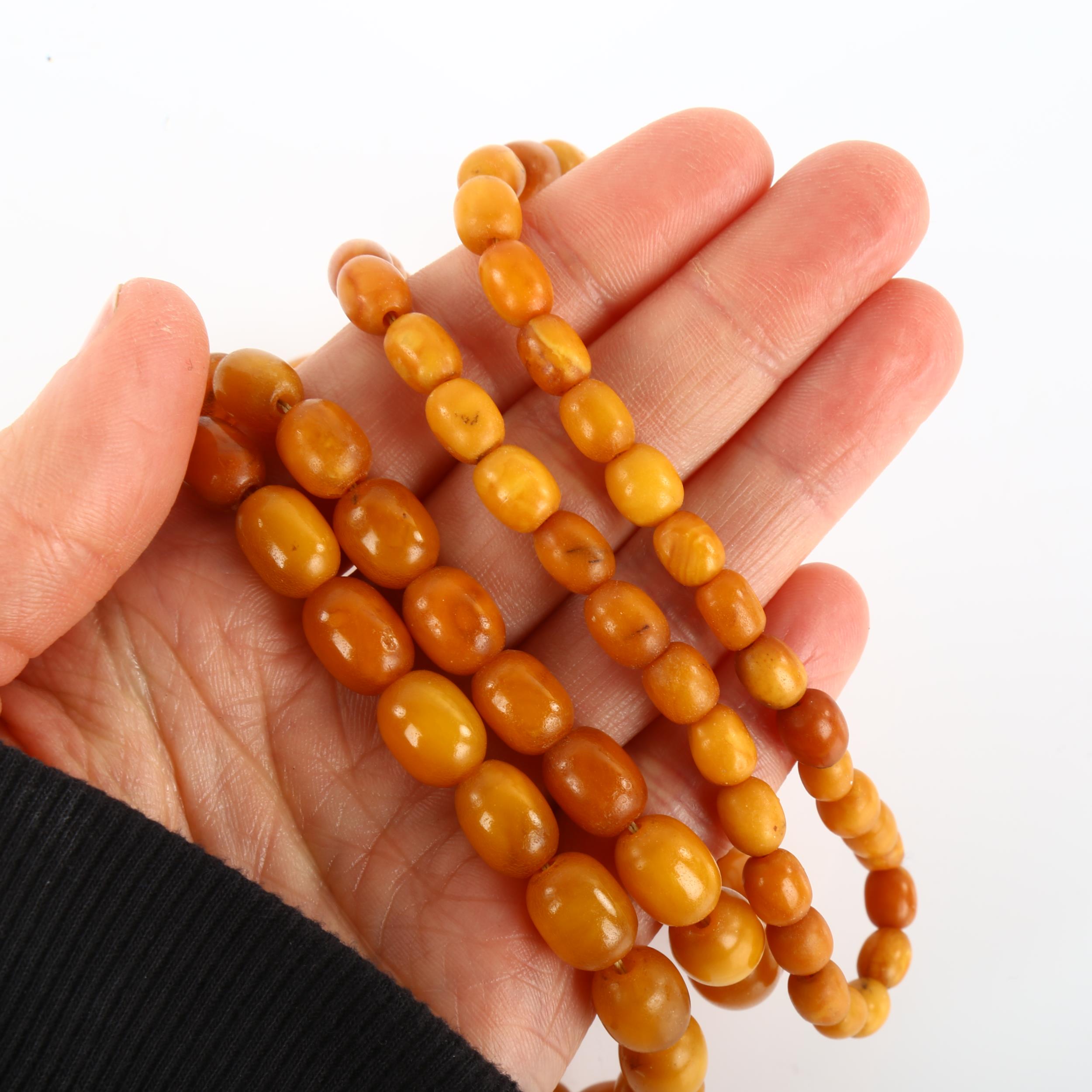 A graduated single-strand butterscotch amber bead necklace, bead lengths 22.1-7.0mm, necklace length - Image 4 of 4