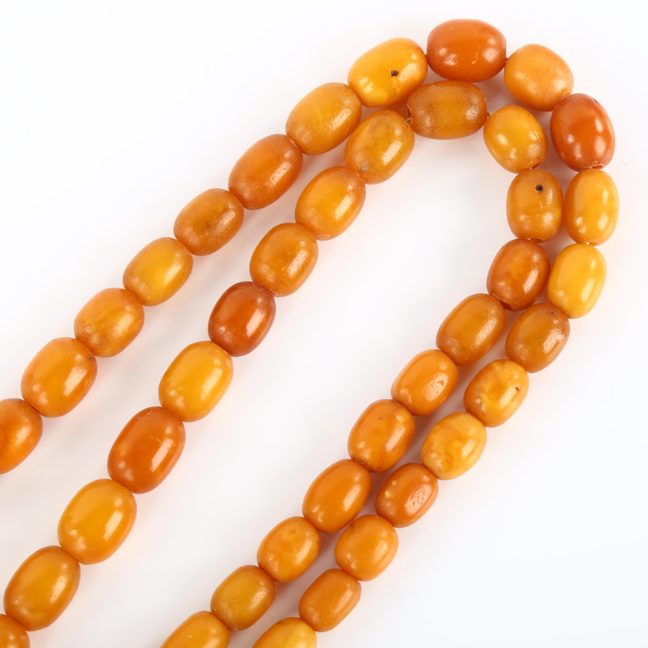 A graduated single-strand butterscotch amber bead necklace, bead lengths 22.1-7.0mm, necklace length - Image 3 of 4