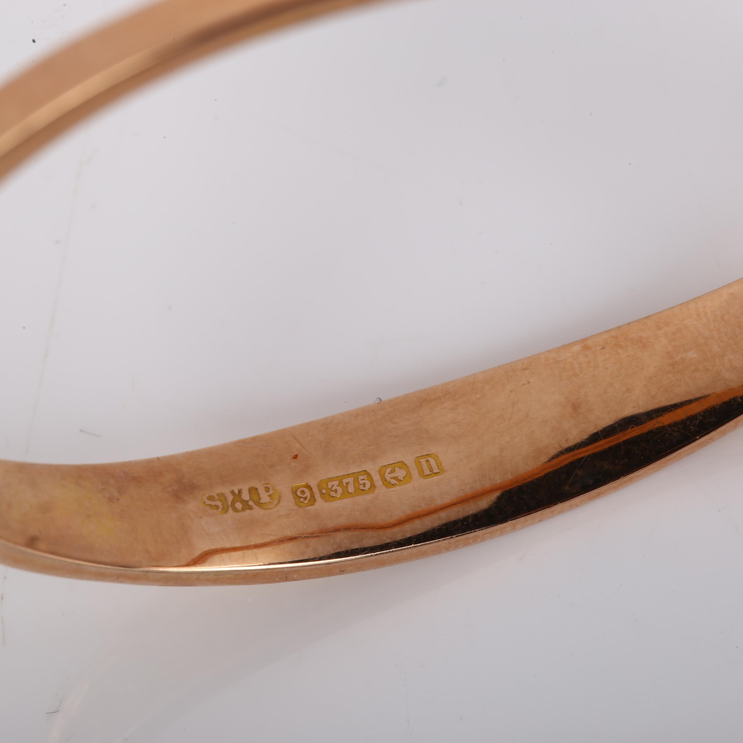 An early 20th century 9ct gold hinged bangle, relief embossed foliate decoration, maker's marks S - Image 3 of 4