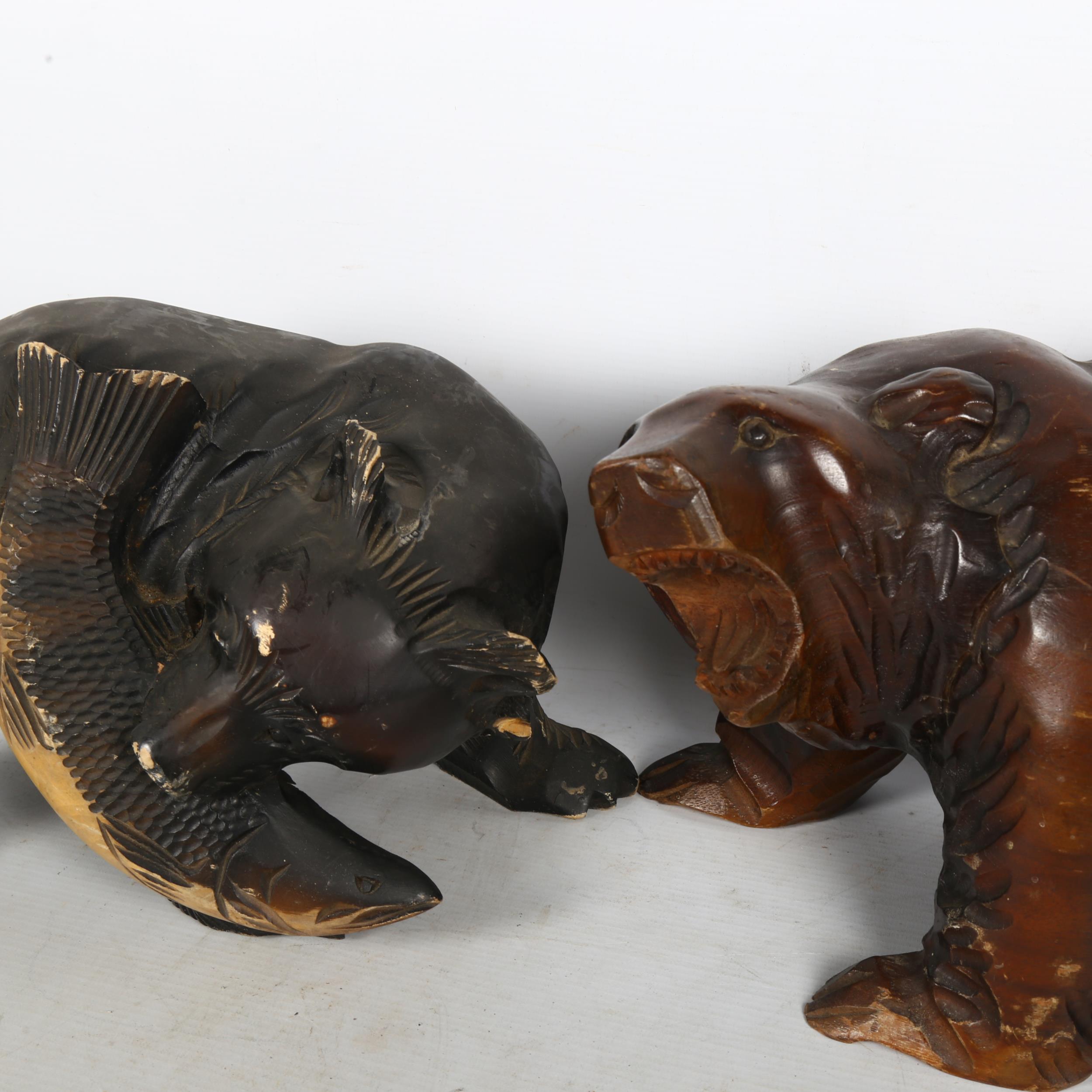 2 similar Hokkaido style pine bear sculptures, 1 with salmon in mouth, largest length 30cm (2) - Image 2 of 2