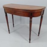 A 19th Century crossbanded mahogany foldover card table, raised on turned legs. 92x72x44cm (