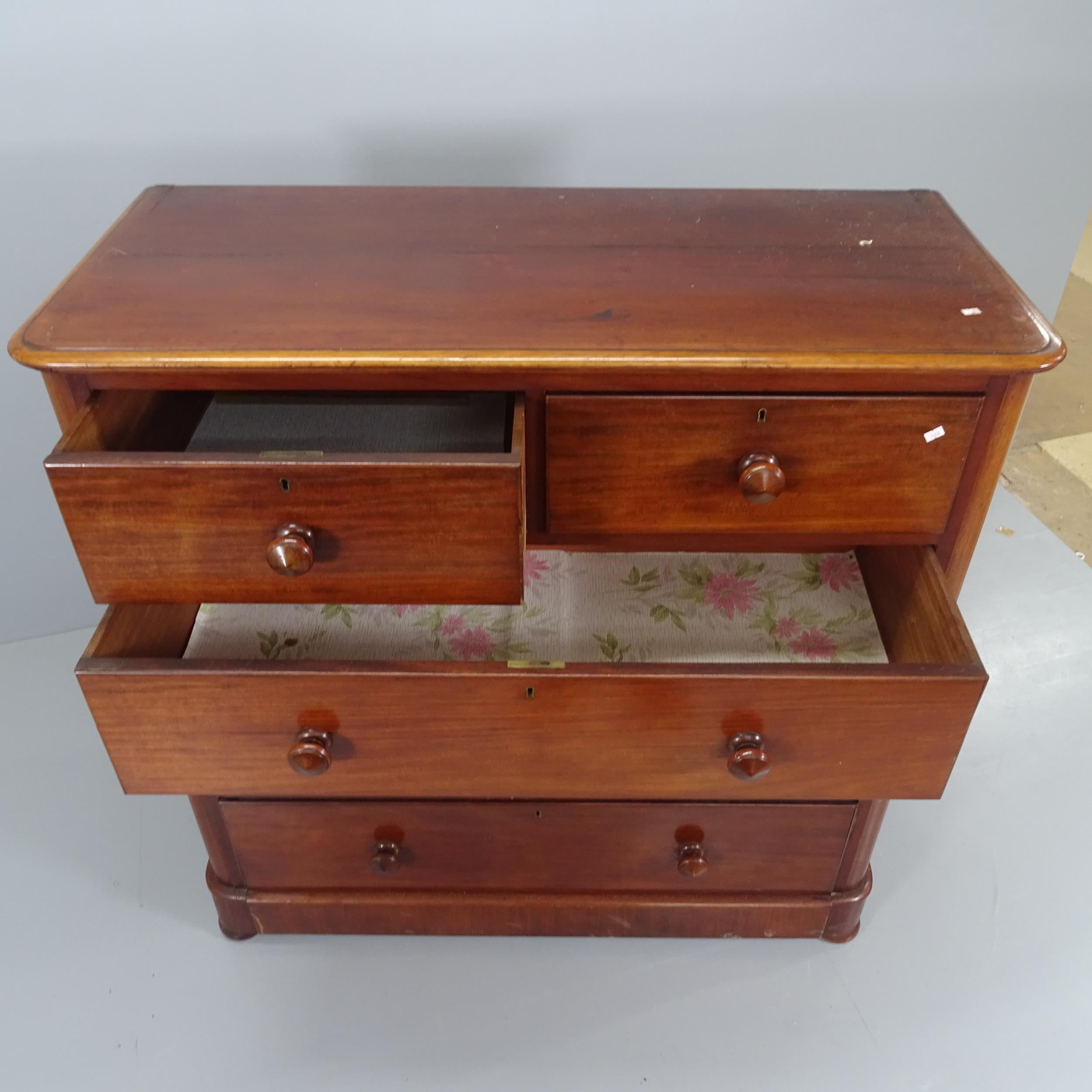 A Victorian mahogany chest of two short and three long drawers. 123x123x57cm. - Image 2 of 2