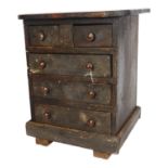 Rustic stained pine table-top chest of 2 short and 3 long drawers, with Bakelite handles, H42cm