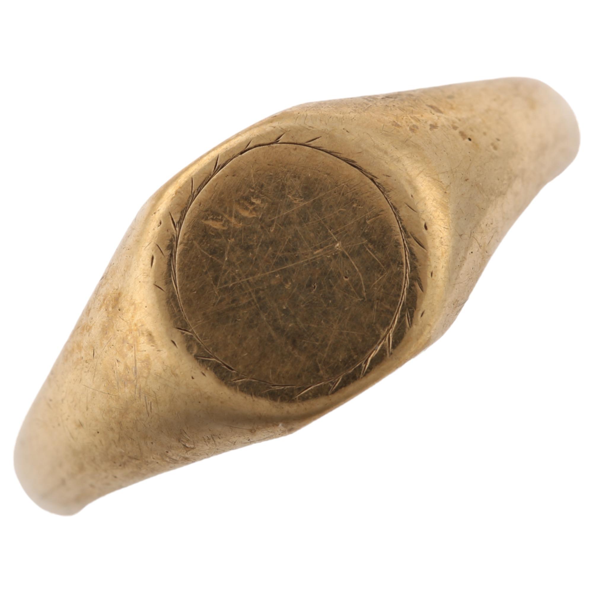 An early 20th century 9ct gold signet ring, maker's marks L W and G, hallmarks London 1928,