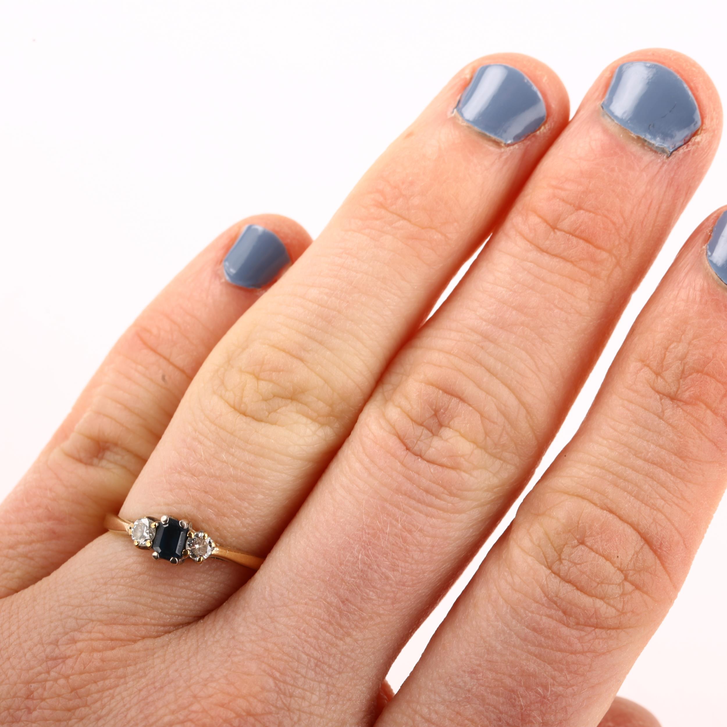 A modern 9ct gold three stone sapphire and diamond ring, set with emerald-cut sapphire and modern - Image 4 of 4