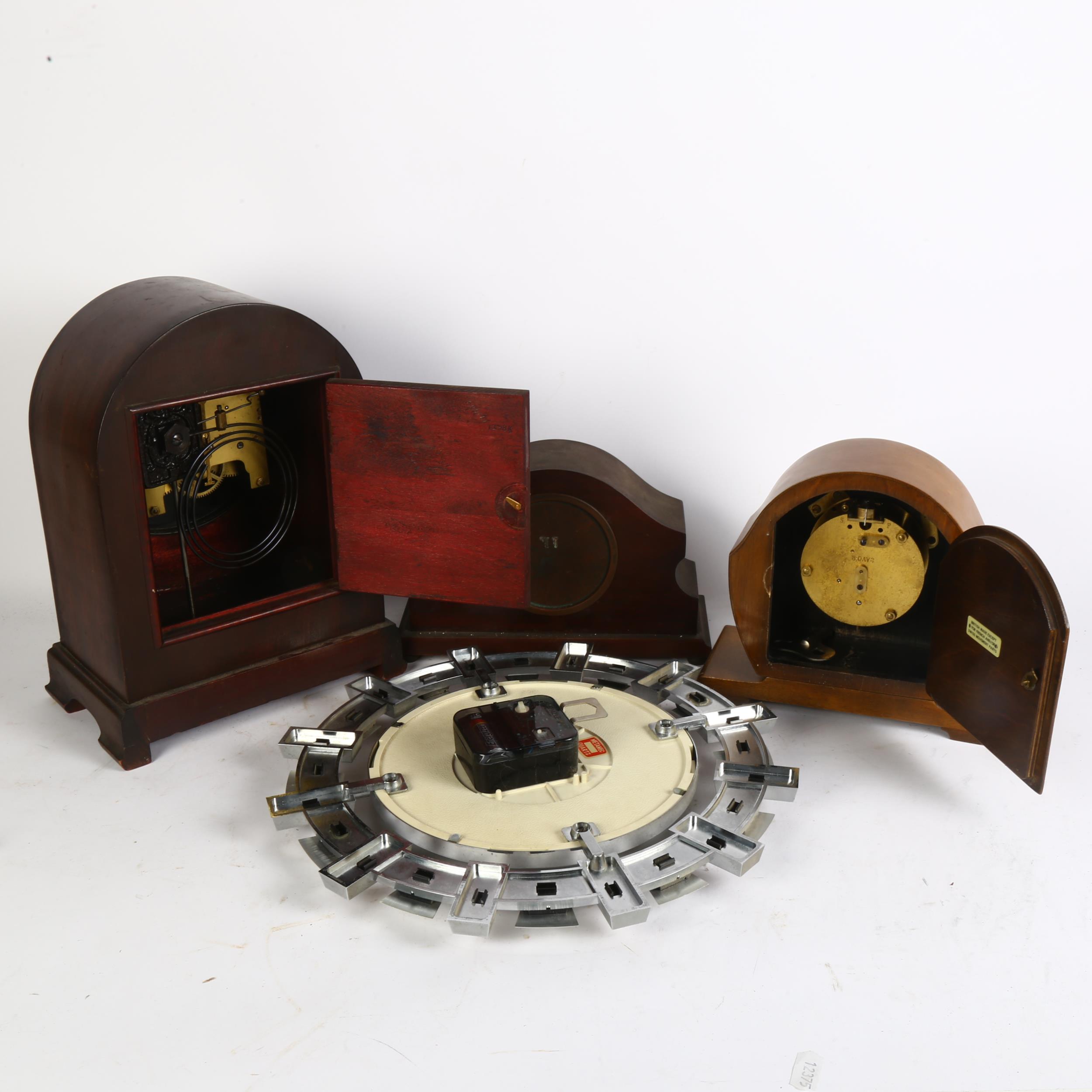 A group of 4 clocks, including a dome-top mantel clock with 2-train movement, 29cm, 2 other mantel - Bild 2 aus 2