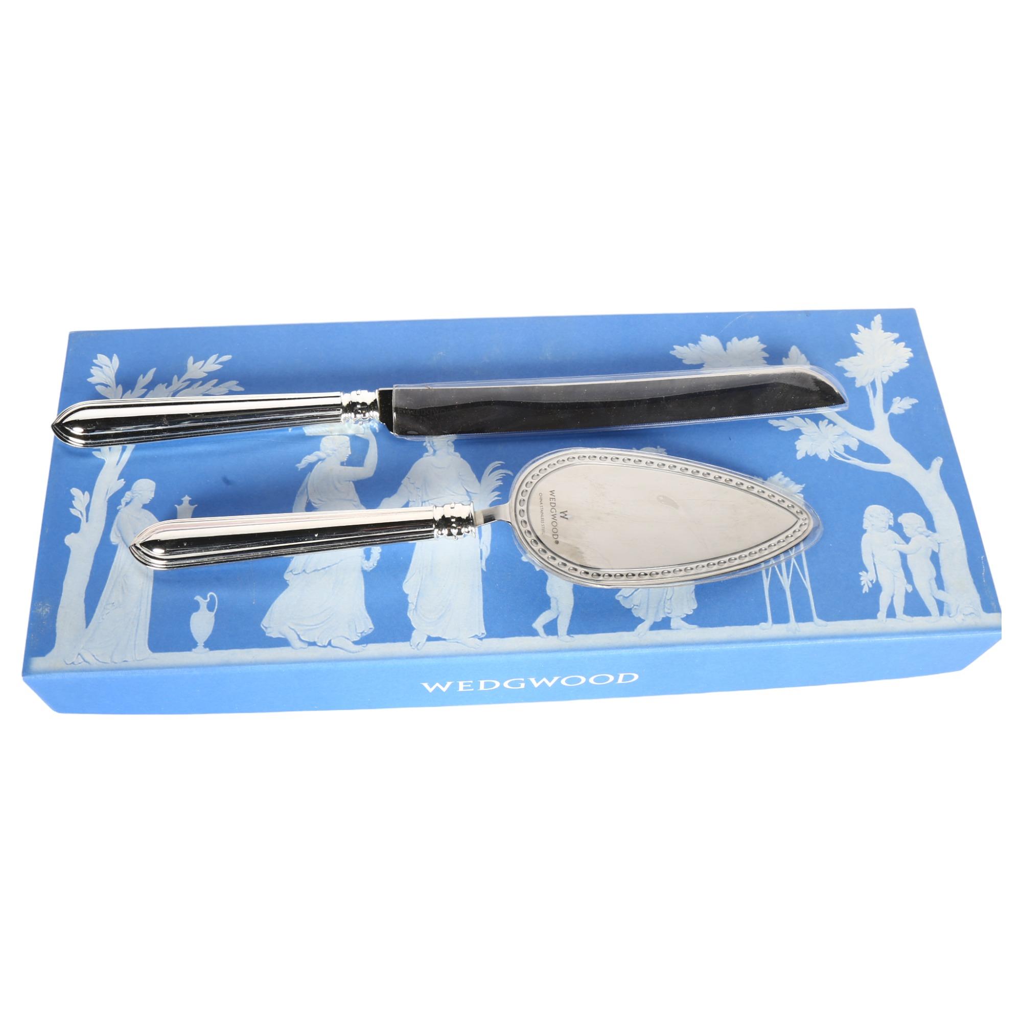 A boxed Wedgwood bread knife and cake slice