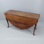 A Georgian mahogany oval drop-leaf dining table, on cabriole legs with spade feet. 139x73x47cm (