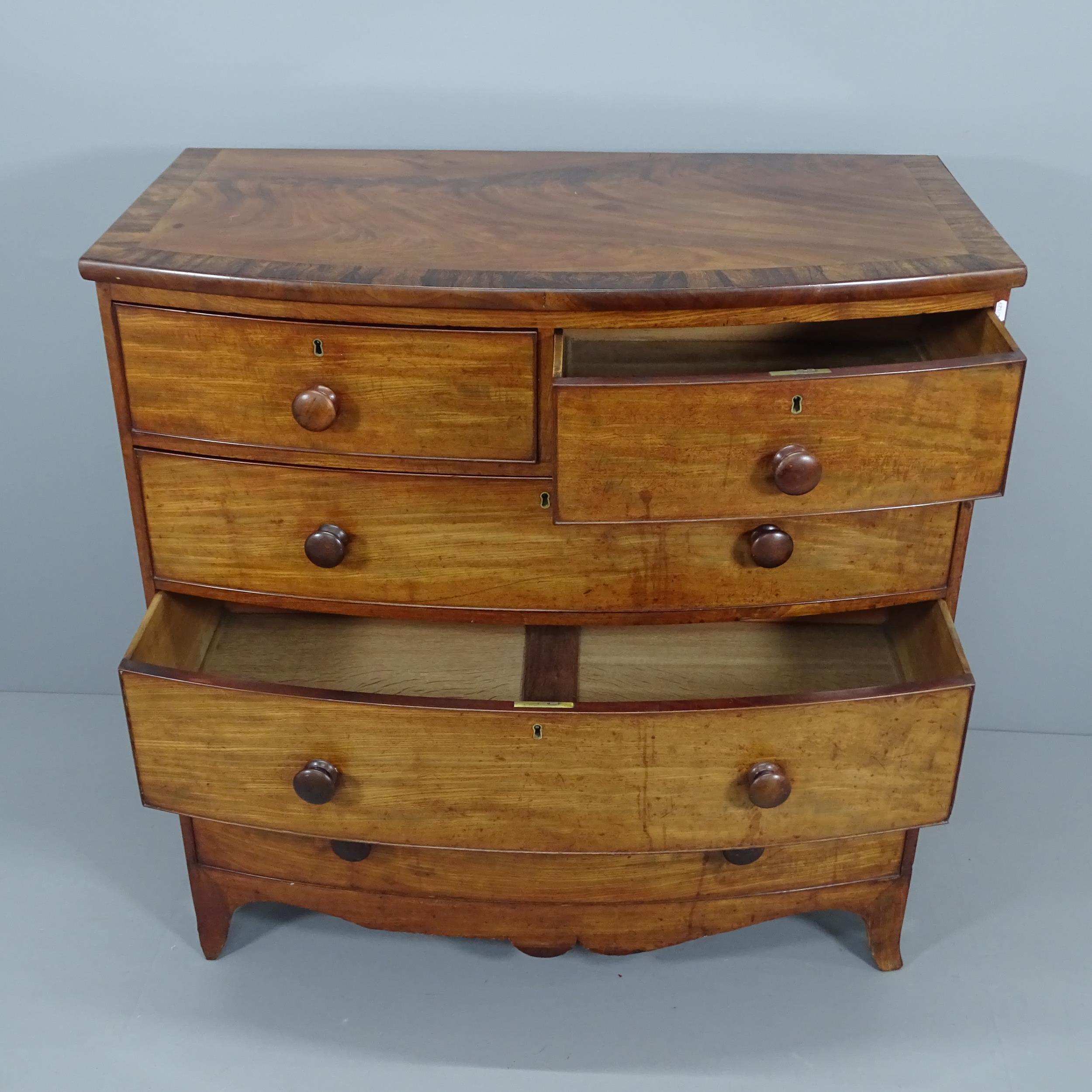 A Georgian crossbanded mahogany bow-front chest of two short and three long drawers. 106x107x56cm. - Image 2 of 2