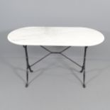 An oval marble-topped garden table on cast iron base. 120x73x59cm