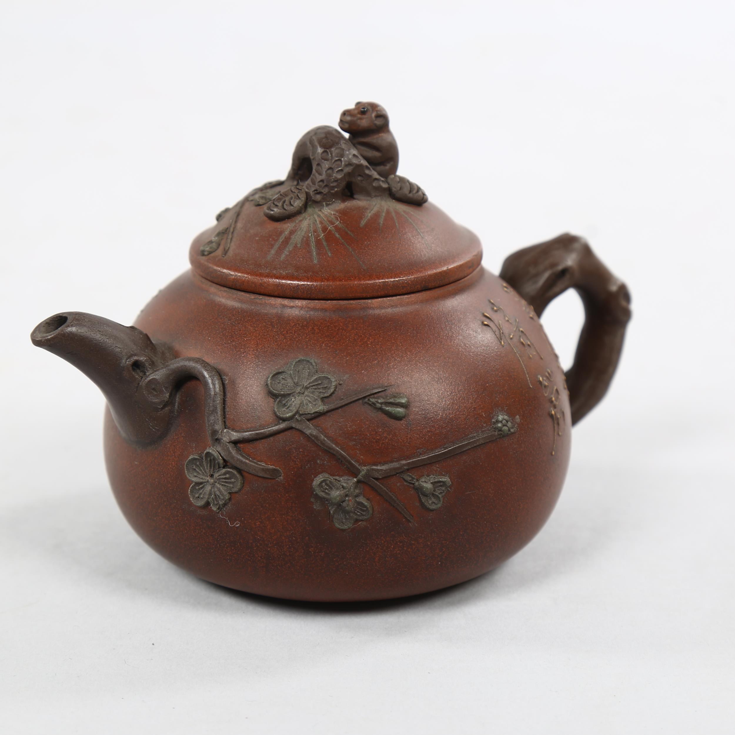 A Chinese Yixing teapot with monkey knop, character marks to base and sides, height 12cm Good - Bild 2 aus 3