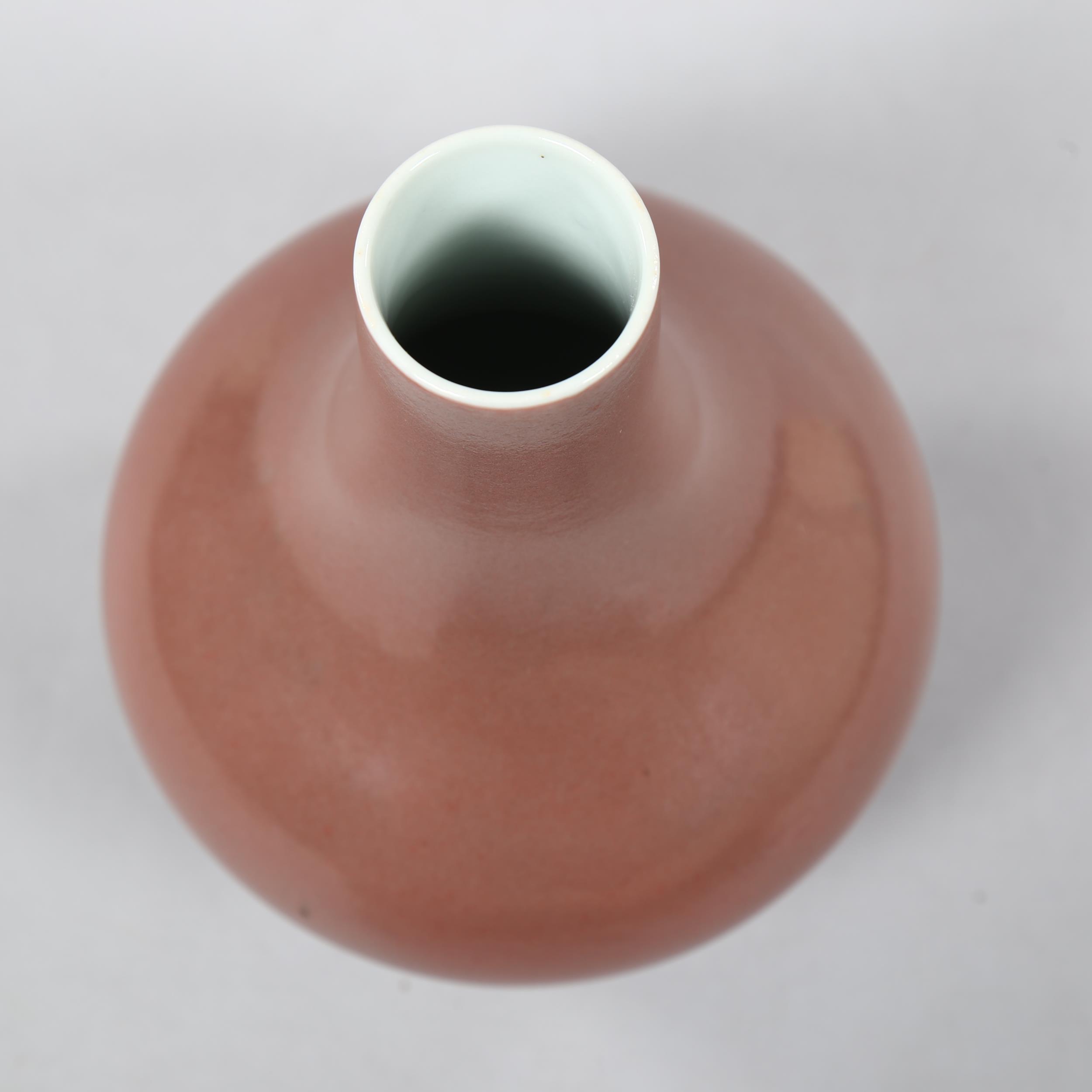 A peach glaze narrow-neck vase, with character marks to base, height 19cm - Bild 2 aus 3