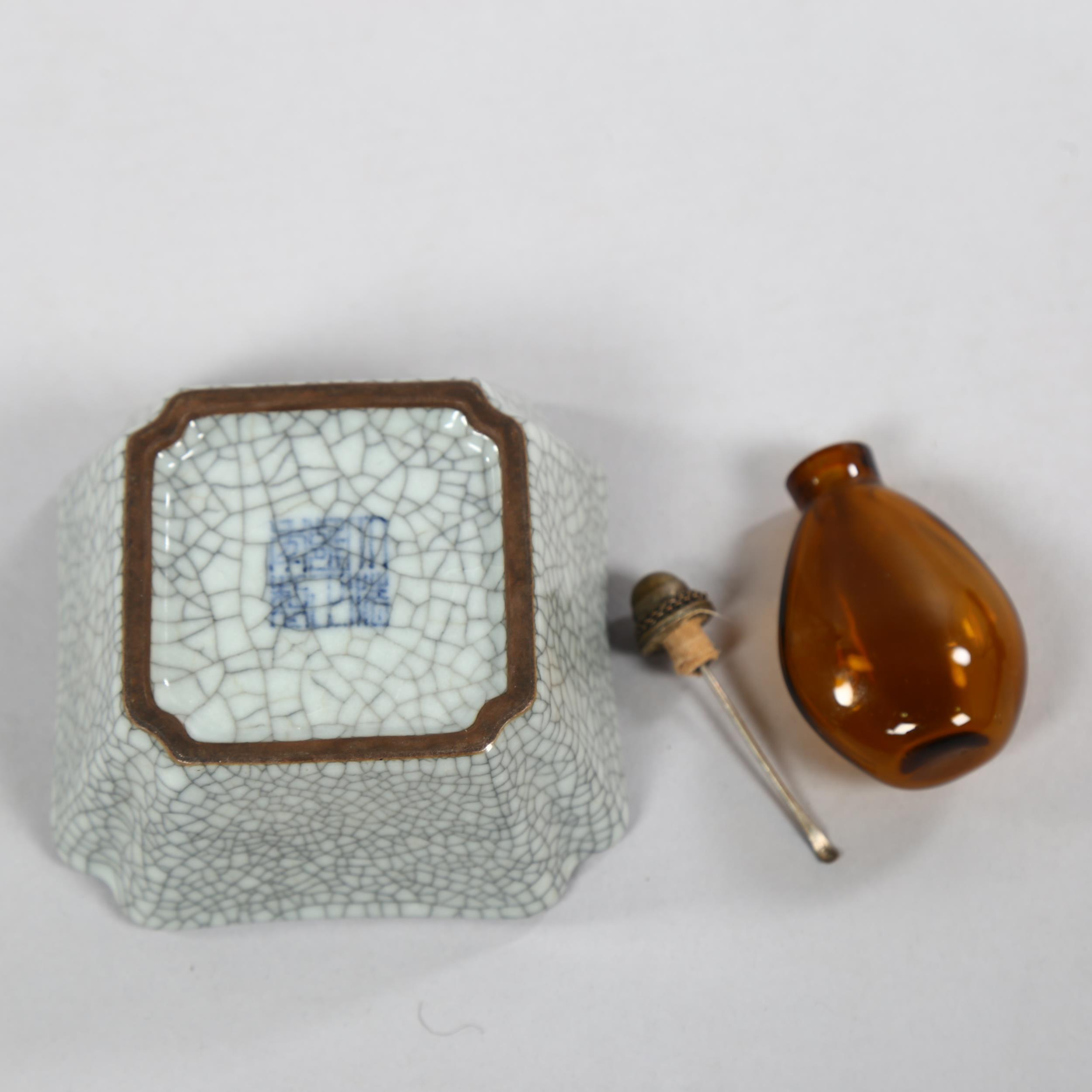 A small Chinese square section crackle glaze dish, character marks to base of dish, and amber - Bild 2 aus 3
