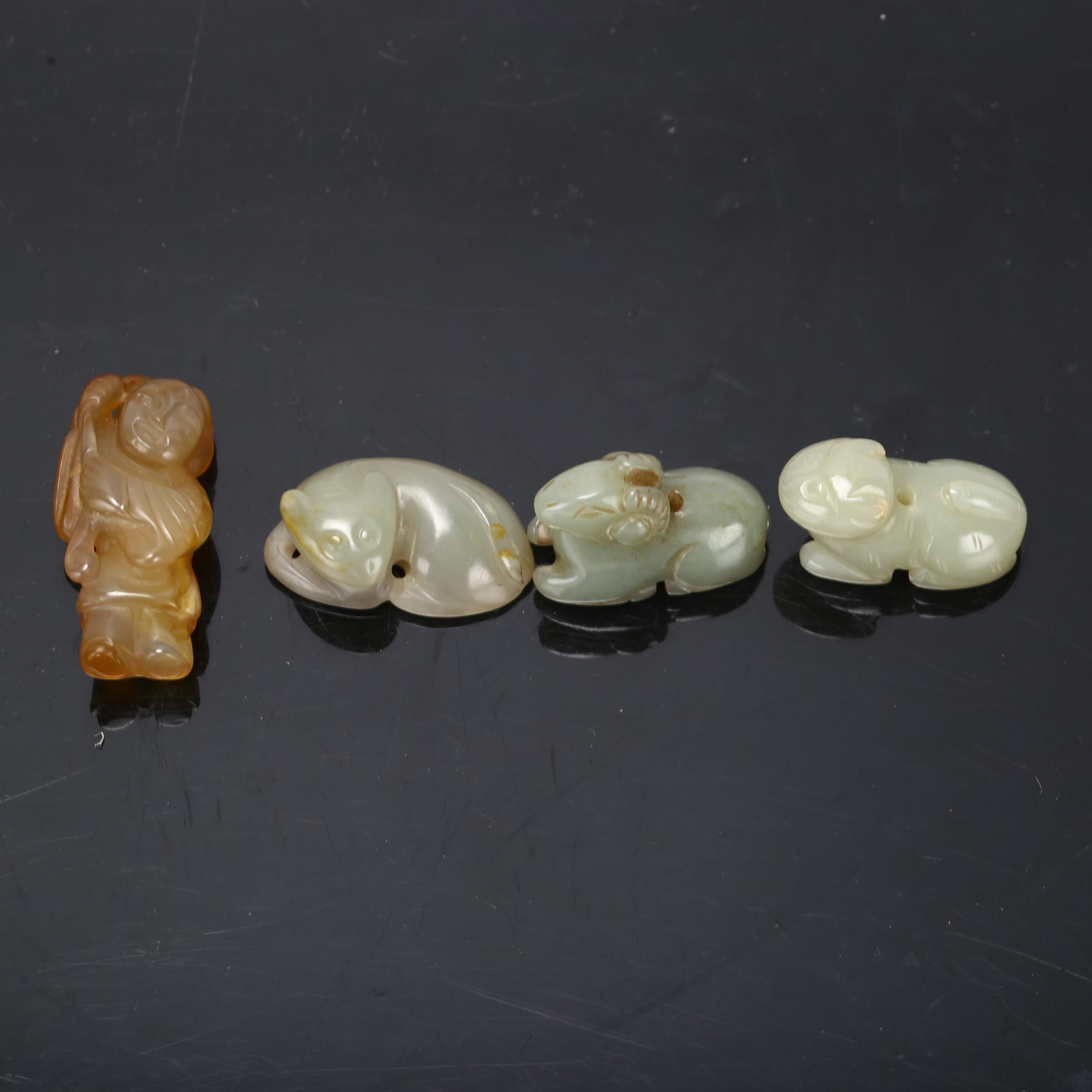 4 miniature carved jade toggle carvings, comprising a figure holding lingzhi fungus (height 4cm), - Bild 2 aus 3