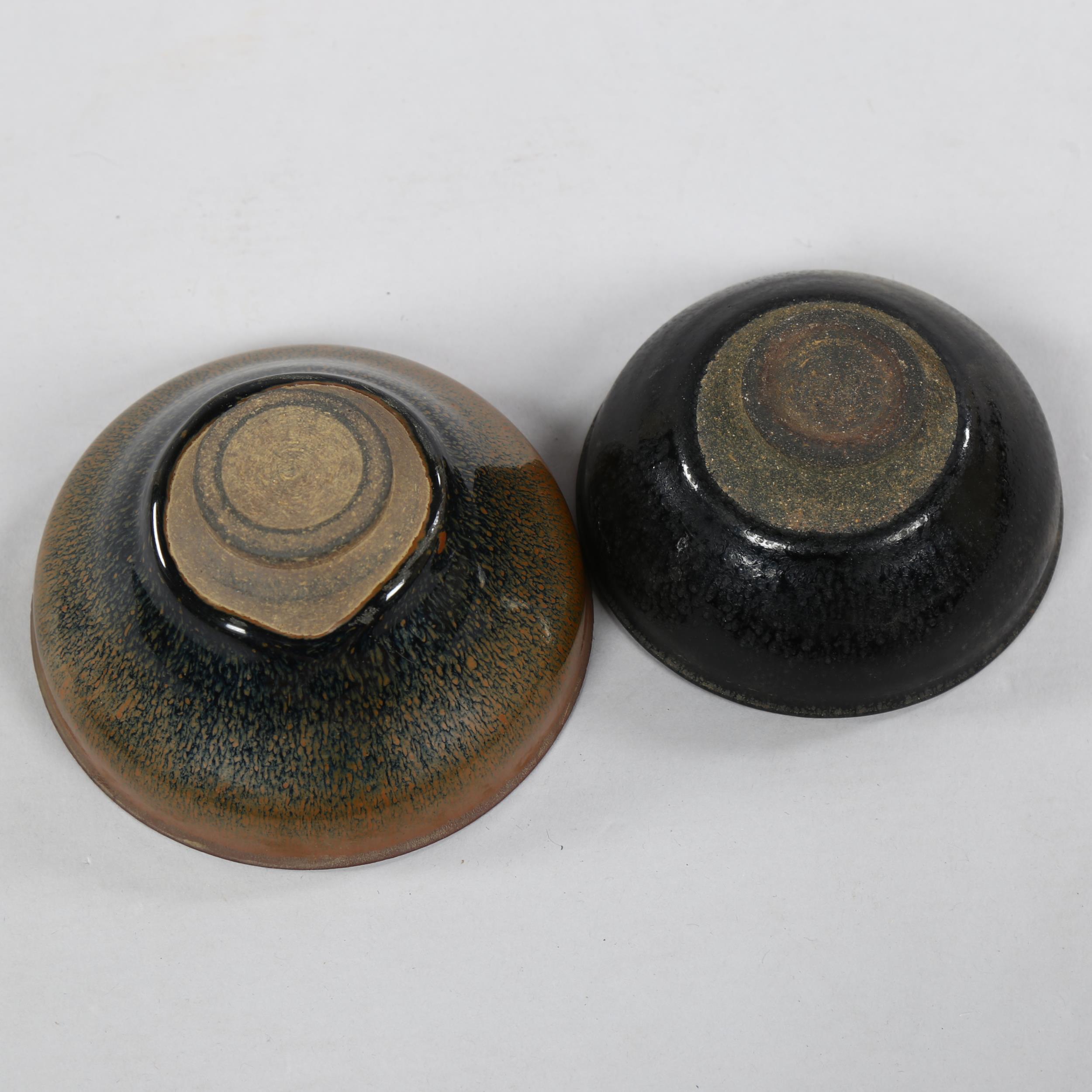 A Chinese Jian Ware style "hare's fur" tea bowl, and another black glazed tea bowl, largest diameter - Bild 3 aus 3