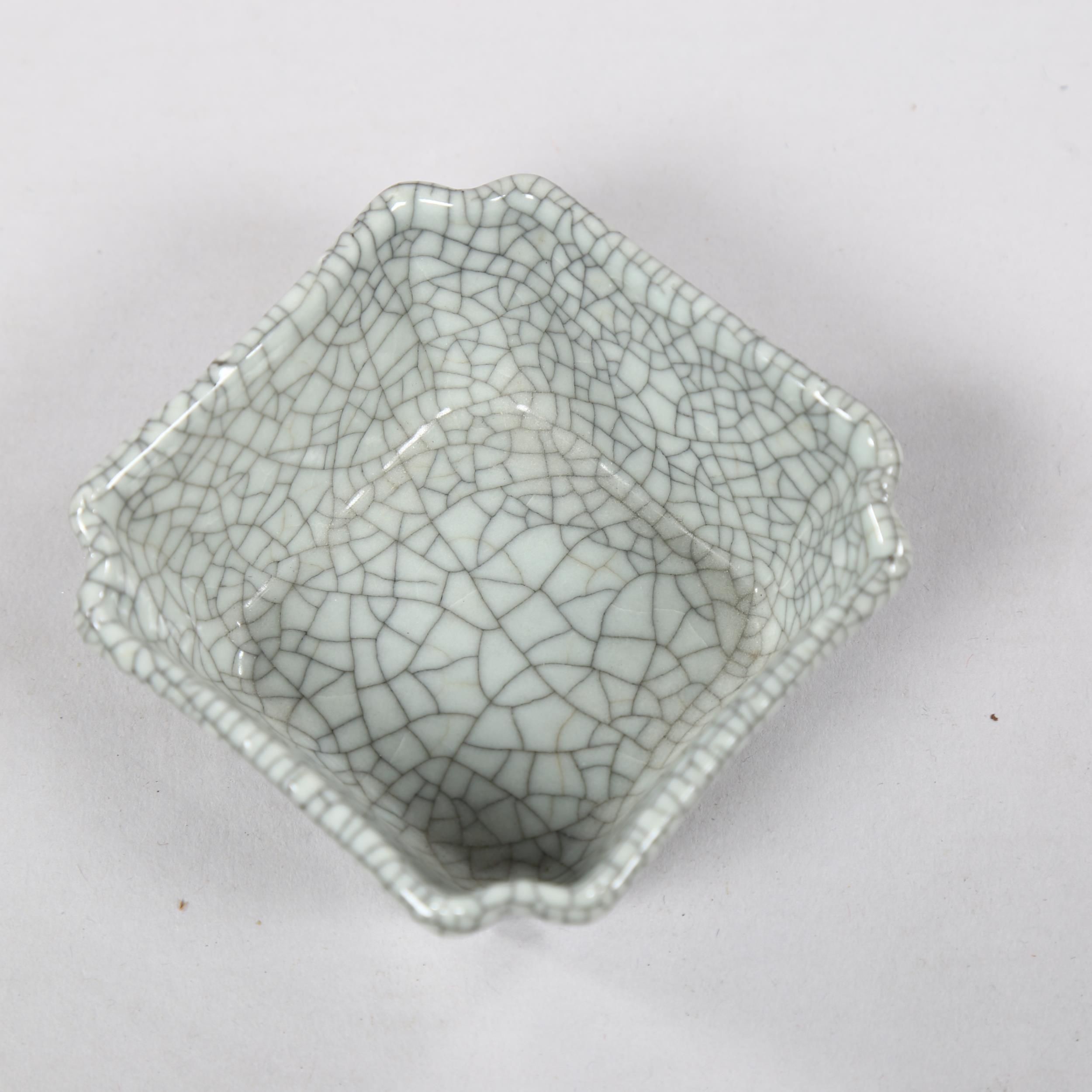 A small Chinese square section crackle glaze dish, character marks to base of dish, and amber - Bild 3 aus 3