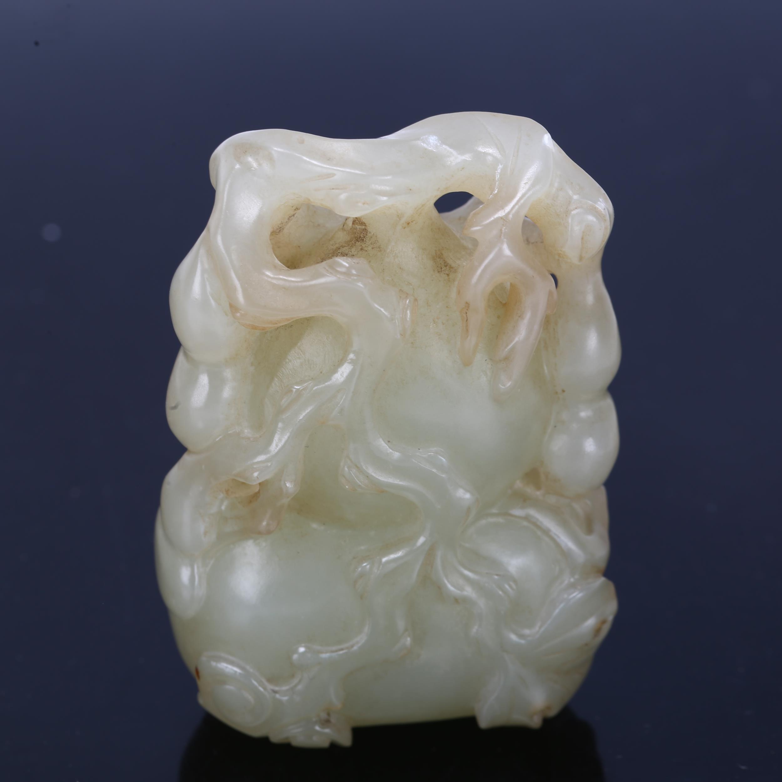 A Chinese relief carved jade double-gourd ornament, height 6cm Good condition, no chips - Bild 2 aus 3