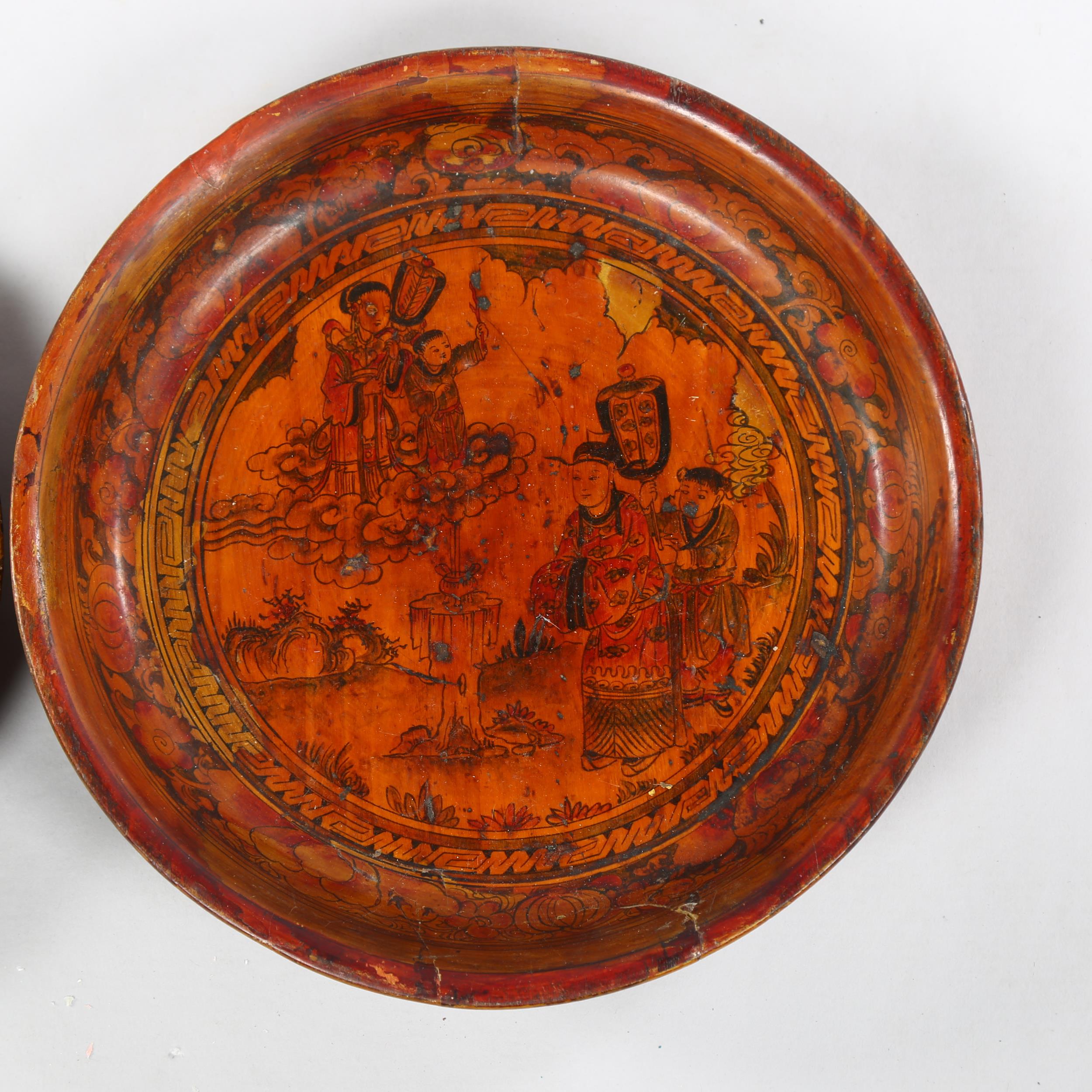 2 Chinese wooden and decorated lacquer plates, largest diameter 29cm Chips to lacquer - Bild 2 aus 3