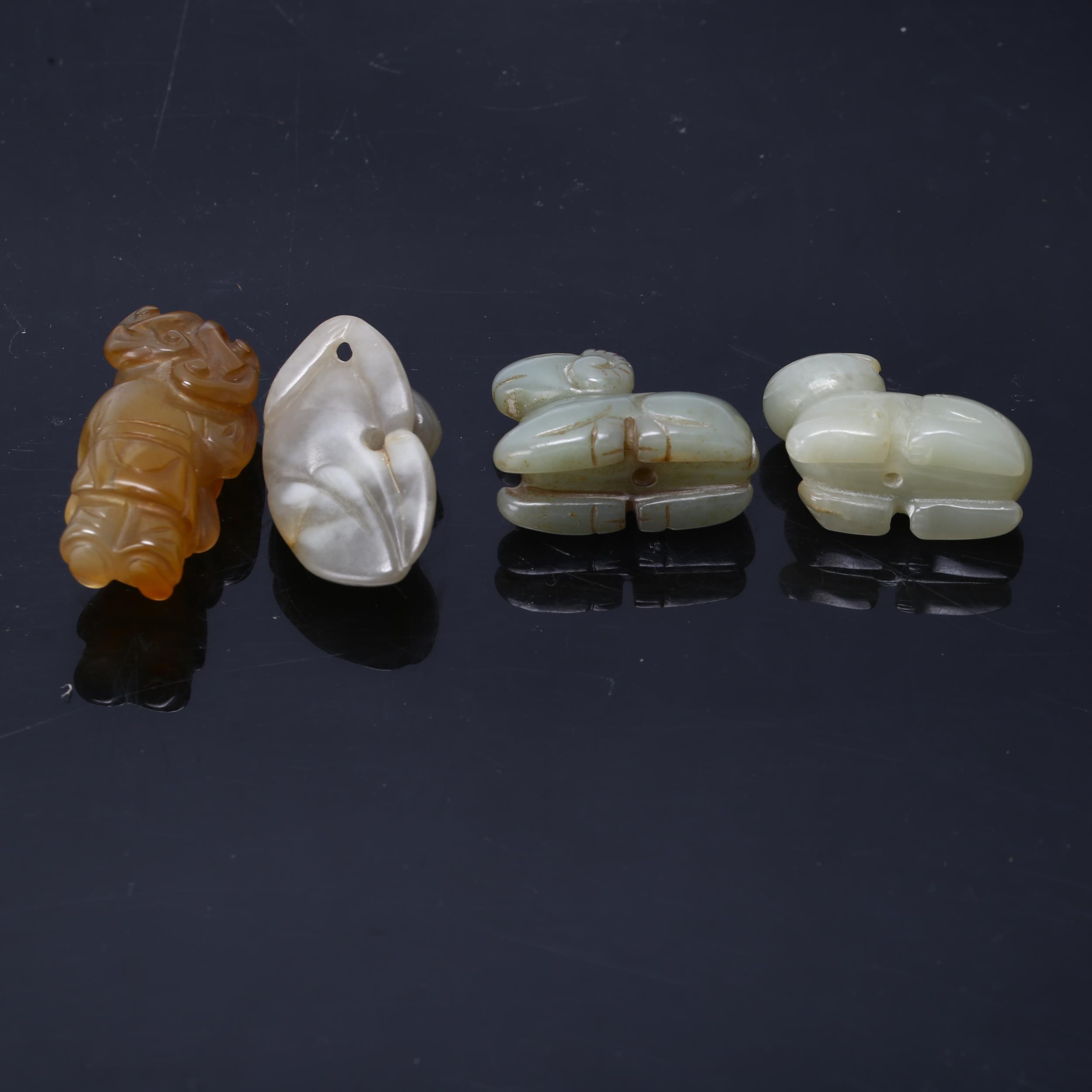 4 miniature carved jade toggle carvings, comprising a figure holding lingzhi fungus (height 4cm), - Bild 3 aus 3