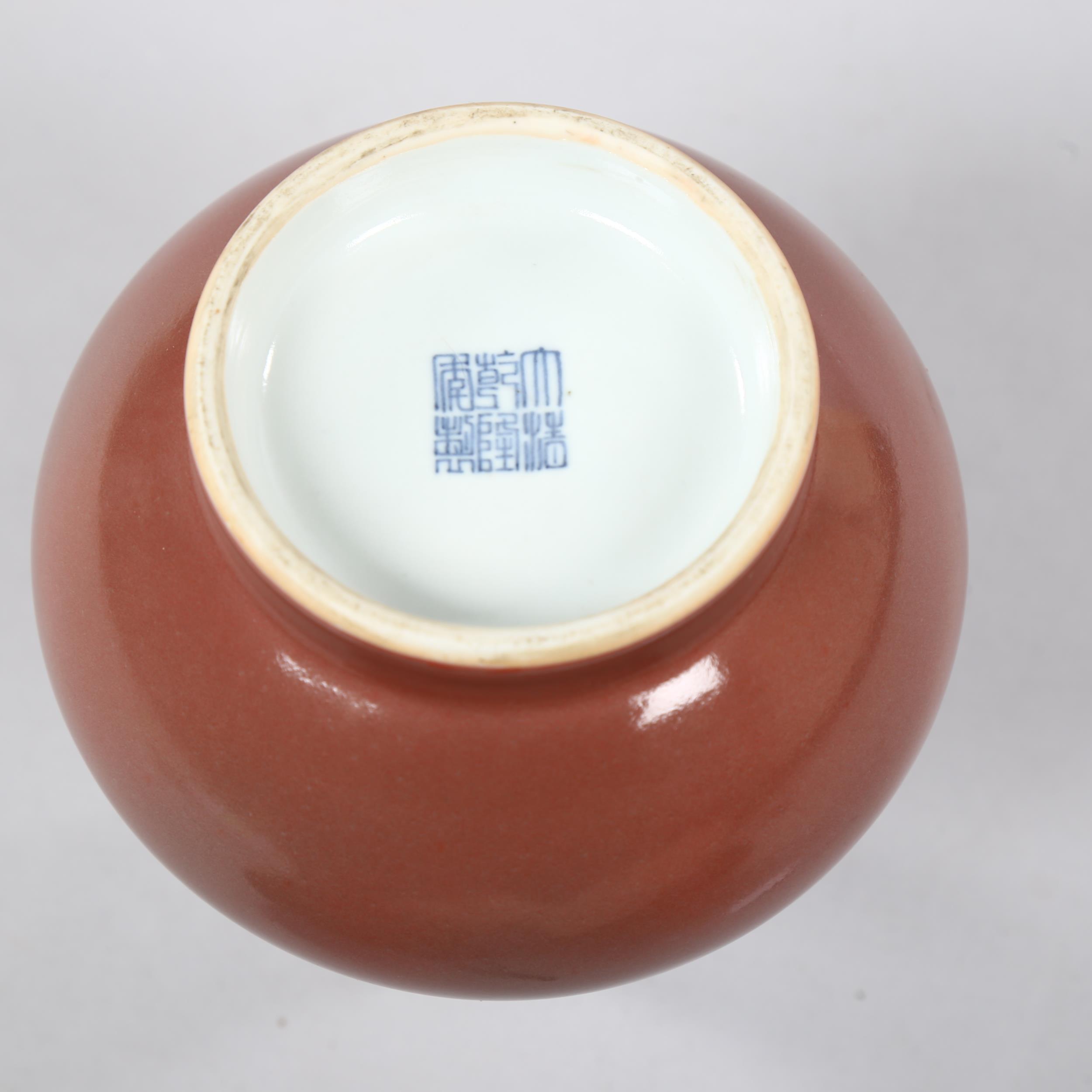 A peach glaze narrow-neck vase, with character marks to base, height 19cm - Bild 3 aus 3