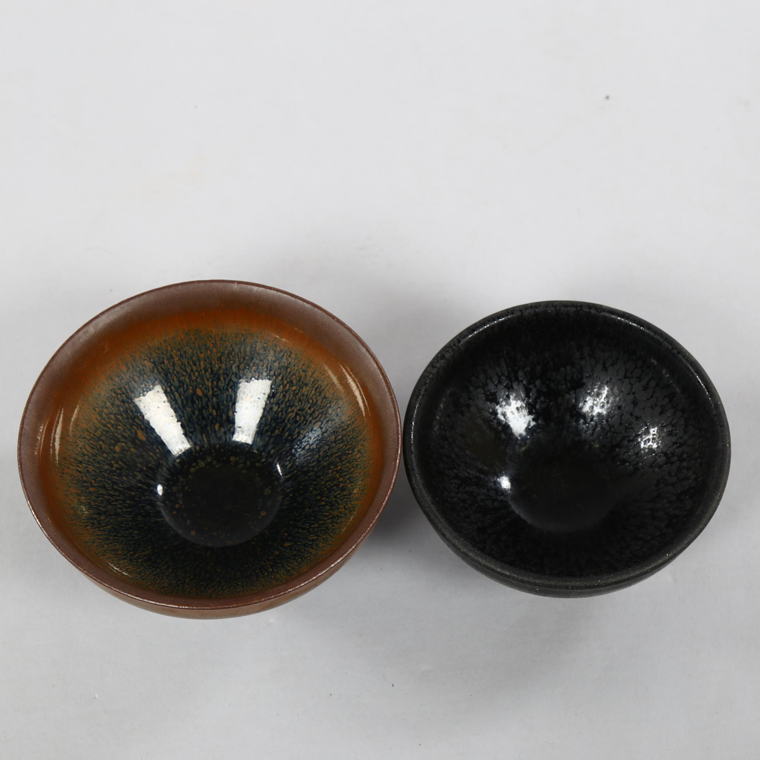 A Chinese Jian Ware style "hare's fur" tea bowl, and another black glazed tea bowl, largest diameter - Bild 2 aus 3