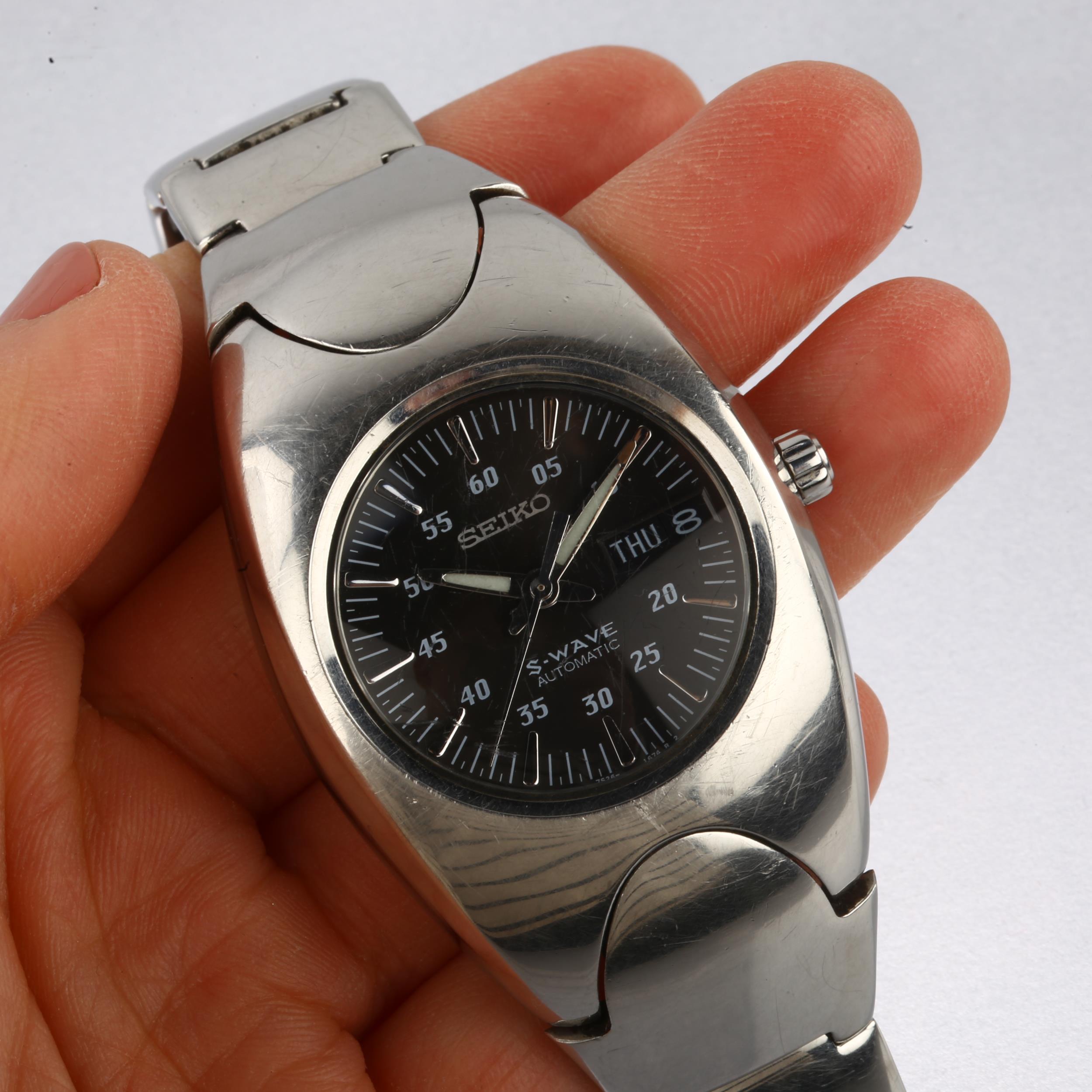 SEIKO - a Vintage stainless steel S-Wave automatic calendar bracelet watch, ref. 7S26-0190, grey - Image 5 of 5