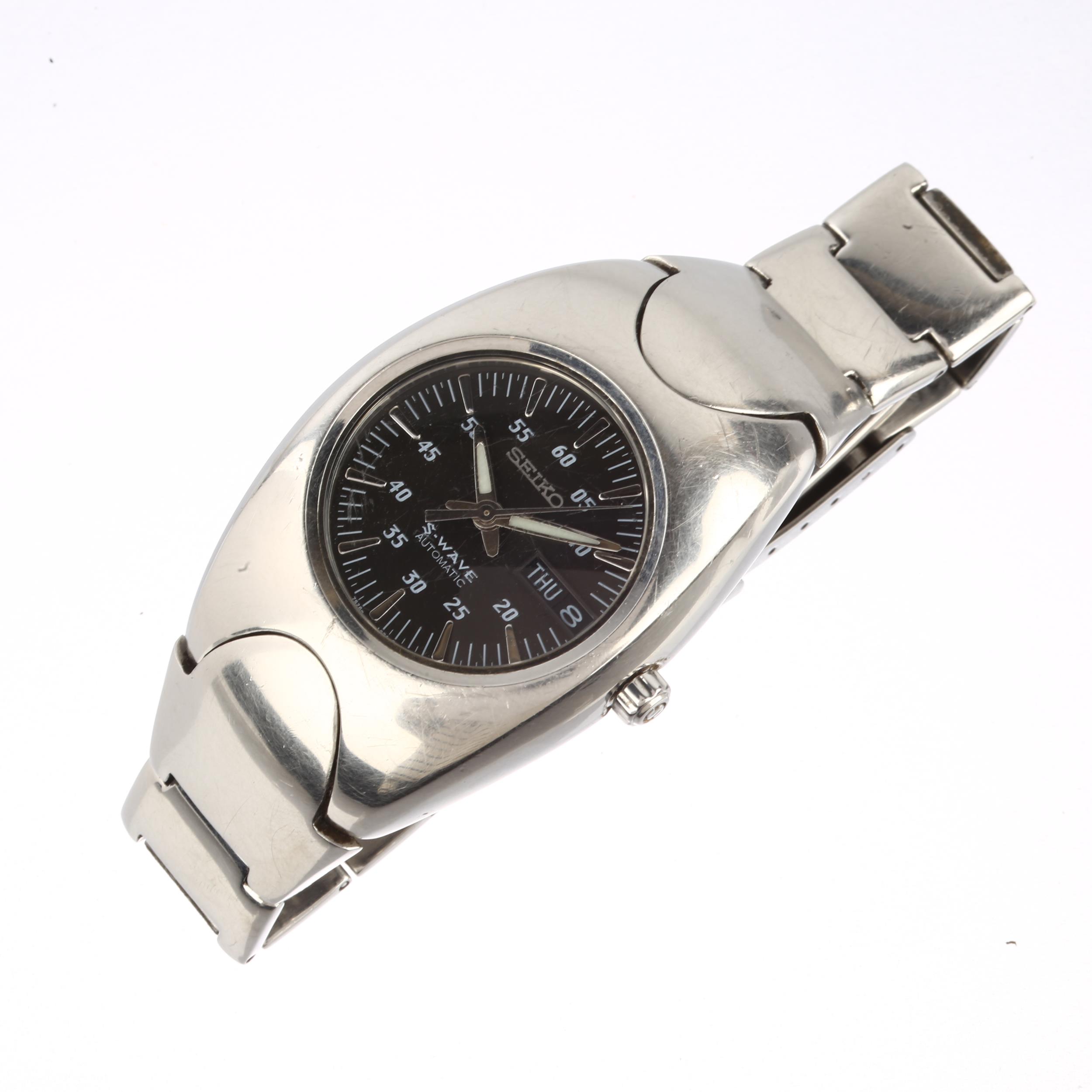 SEIKO - a Vintage stainless steel S-Wave automatic calendar bracelet watch, ref. 7S26-0190, grey - Image 2 of 5