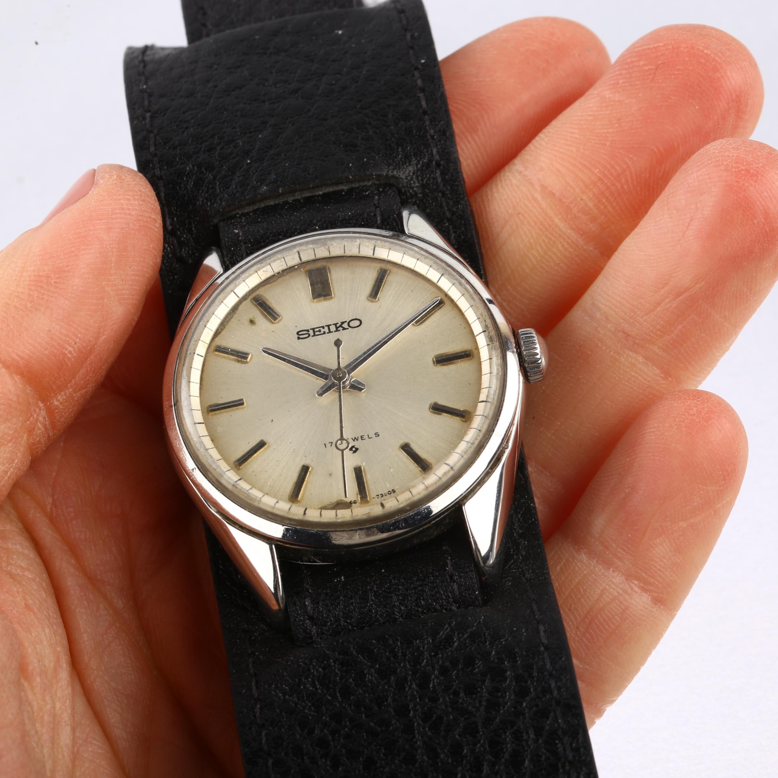 SEIKO - a stainless steel mechanical wristwatch, silvered dial with baton hour markers and sweep - Image 5 of 5