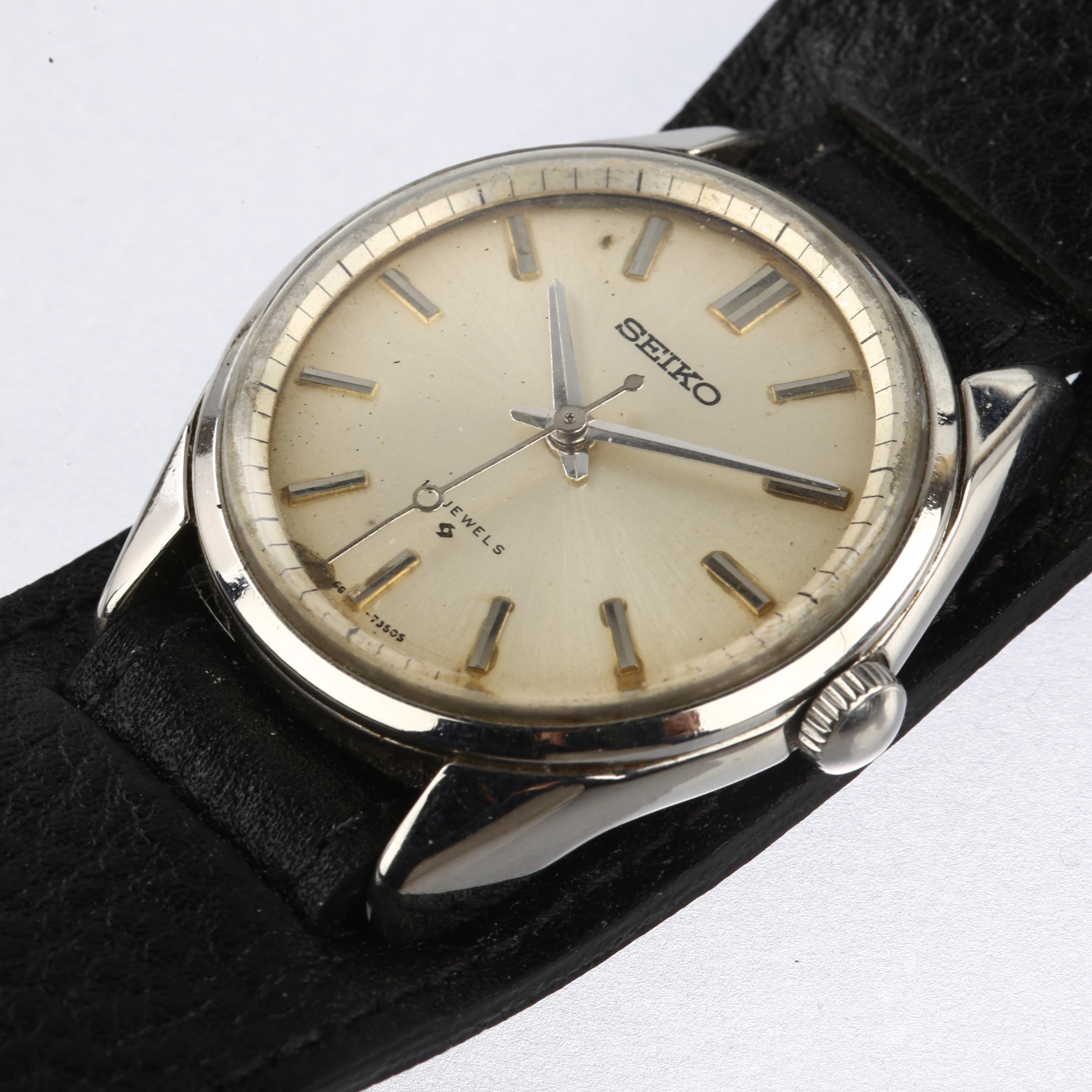 SEIKO - a stainless steel mechanical wristwatch, silvered dial with baton hour markers and sweep - Image 4 of 5