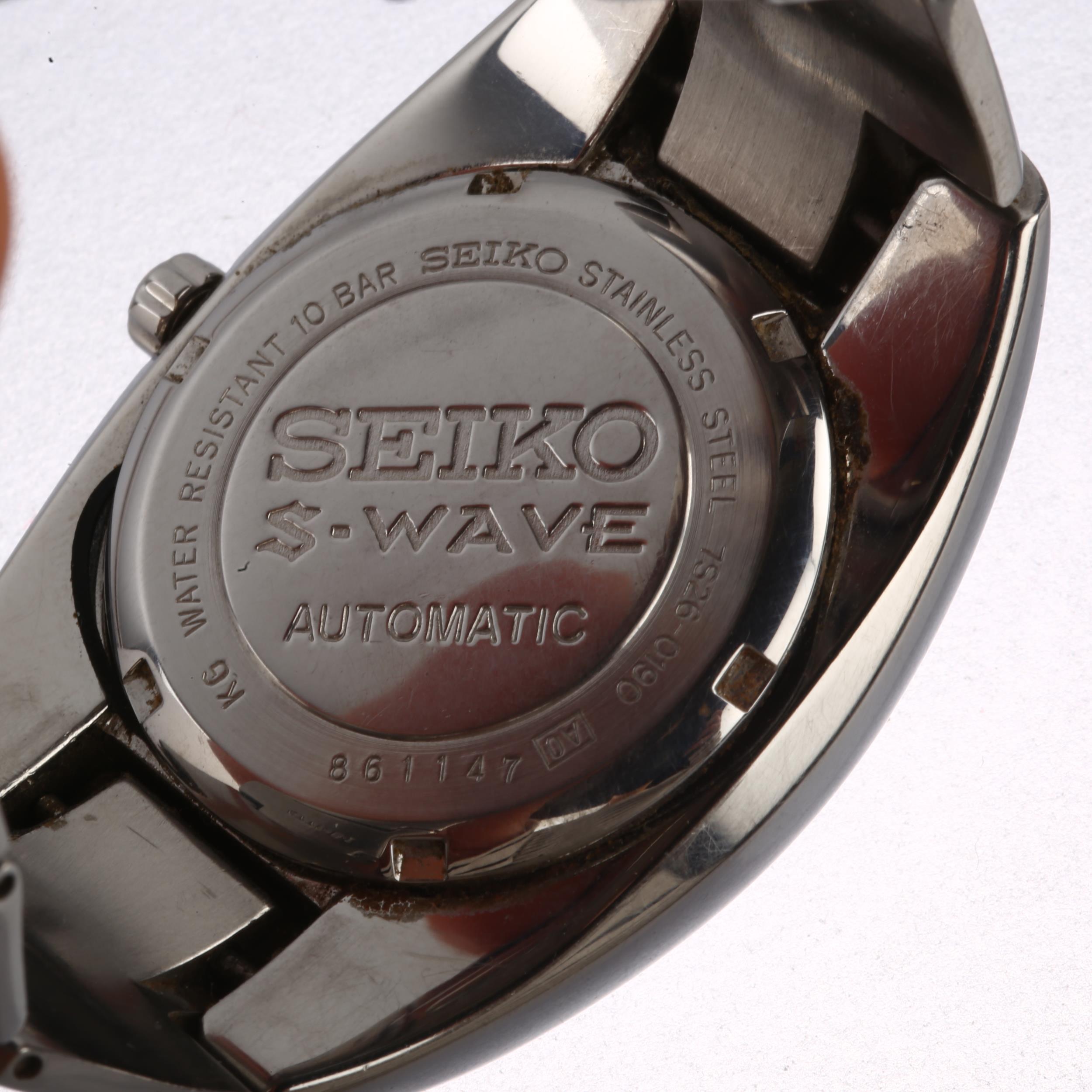 SEIKO - a Vintage stainless steel S-Wave automatic calendar bracelet watch, ref. 7S26-0190, grey - Image 4 of 5